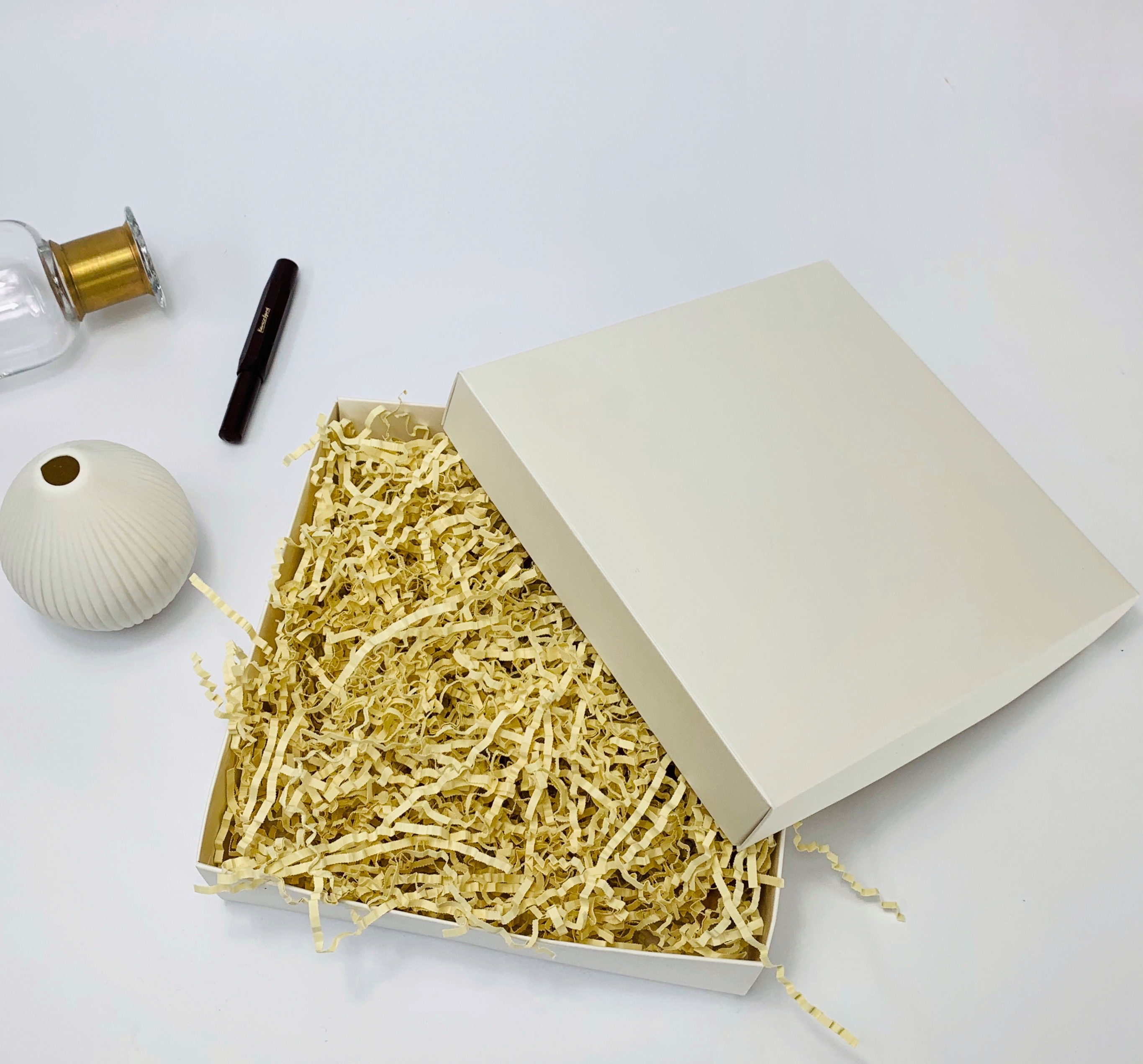 White magnetic box with filling material